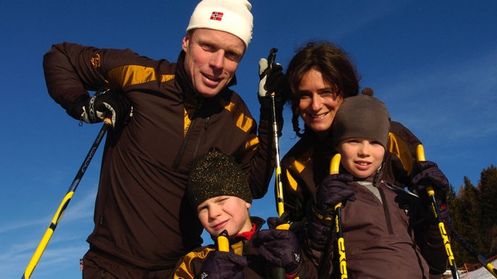 Familienfoto: Björn Daehlie mit Frau und zwei Söhnen.