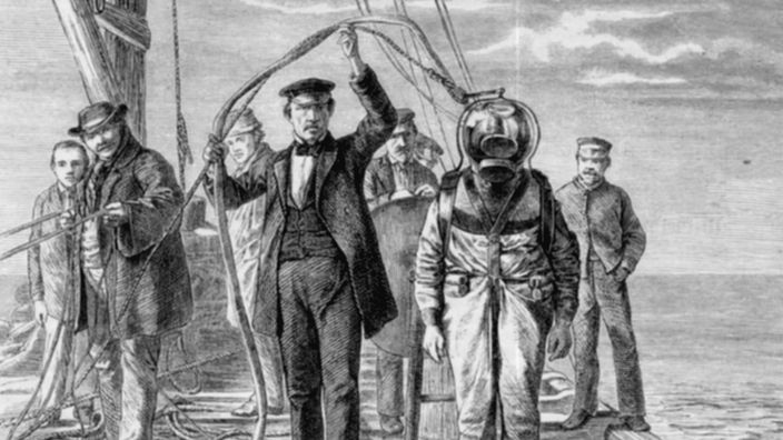 Die Zeichnung zeigt einen Taucher mit einem runden Helm, an dem zwei Schläuche befestigt sind, an Bord eines Schiffes. Mehrere Männer stehen um ihn herum.