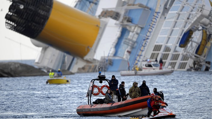 Taucher mit Schlauchbooten suchen vor der Insel Giglio nach Vermissten vom havarierten Kreuzfahrtschiff "Costa Concordia".