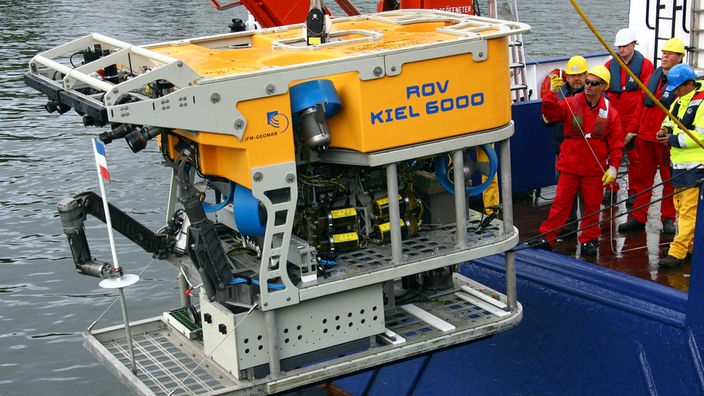 Der Forschungsroboter ROV Kiel 6000 wird in Kiel zu Wasser gelassen.