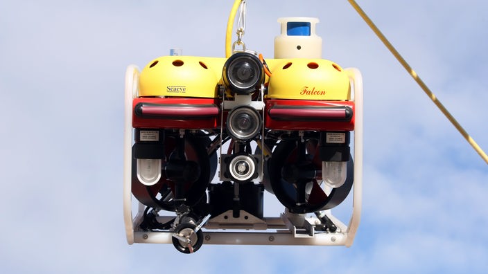 Ein ferngesteuertes Unterwasserfahrzeug wird ins Wasser gehoben.