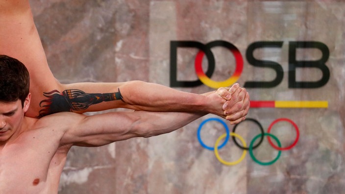 Turnvorführug beim 10-jährigen Jubiläum des Deutschen Olympischen Sportbundes. | Bildquelle: Reuters/KAI PFAFFENBACH Turnvorführug beim 10-jährigen Jubiläum des Deutschen Olympischen Sportbundes.