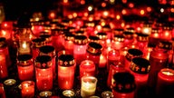 Brennende rote Friedshofkerzen zum christlichen Gedenken an die Toten
