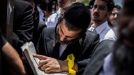 Trauernde Juden beerdigen ihre Toten