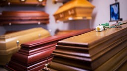 Viele Särge in einem Bestattungsinstitut