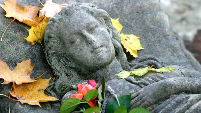 Ein schlafendes Mädchen aus Stein gemeißelt als Grabstein