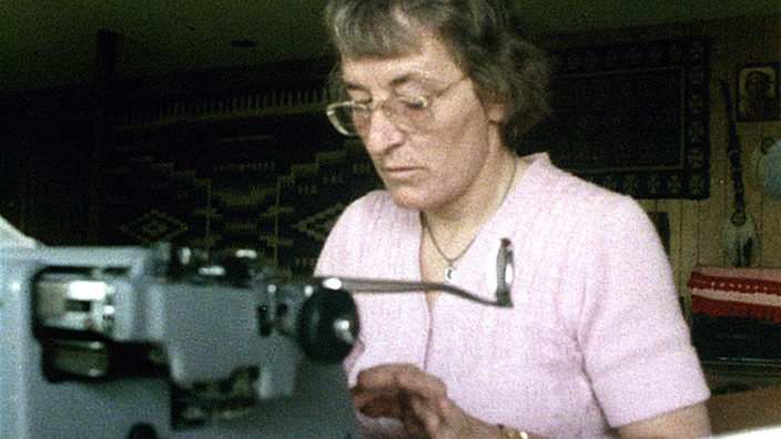 Elisabeth Kübler-Ross an der Schreibmaschine