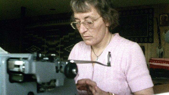 Elisabeth Kübler-Ross an der Schreibmaschine | Bildquelle: Interfoto Elisabeth Kübler-Ross an der Schreibmaschine