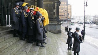 Soldaten tragen den Sarg von Johannes Rau eine Treppe hinunter 