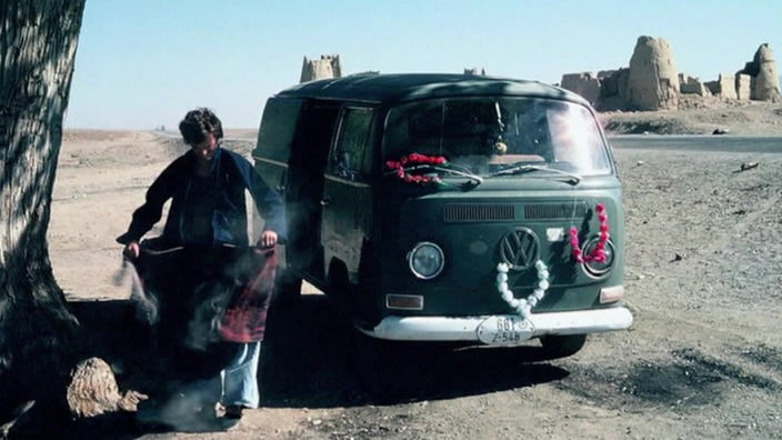 Screenshot aus dem Film "Der VW Bulli – Campingmobil mit Kultstatus "