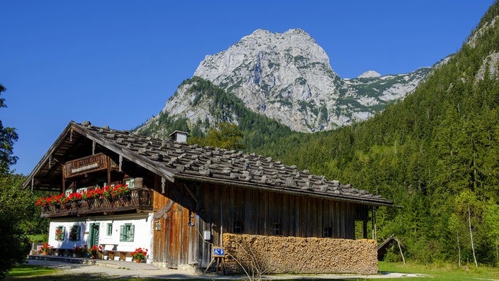 Das Klausbachhaus beherbergt eine Infostelle des Nationalparks Berchtesgaden. | Bildquelle: Imago Das Klausbachhaus beherbergt eine Infostelle des Nationalparks Berchtesgaden.