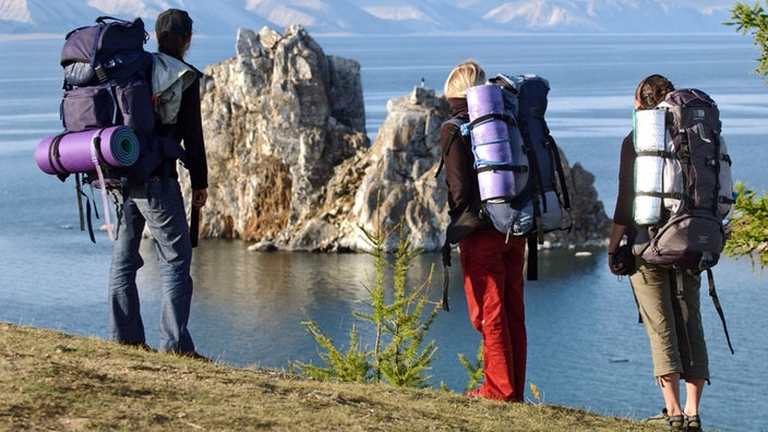 Rucksacktouristen am Baikalsee | Bildquelle: dpa Picture-Alliance / Tass Yepa Rucksacktouristen am Baikalsee