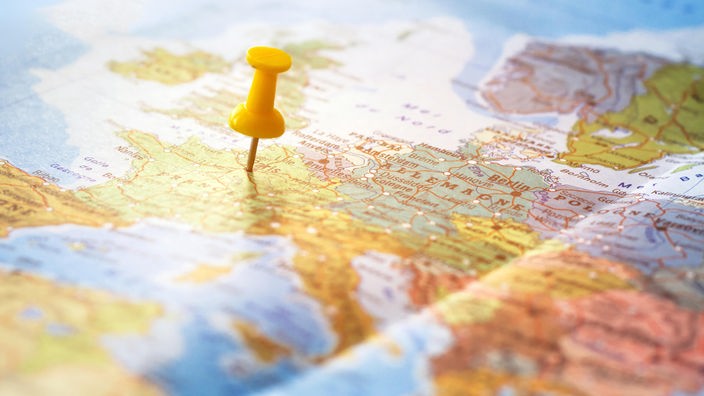 Eine Pinn-Nadel auf einer Europakarte