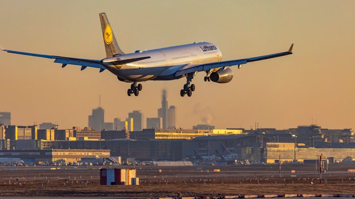 Flugzeug im Landeanflug auf den Flughafen Frankfurt 