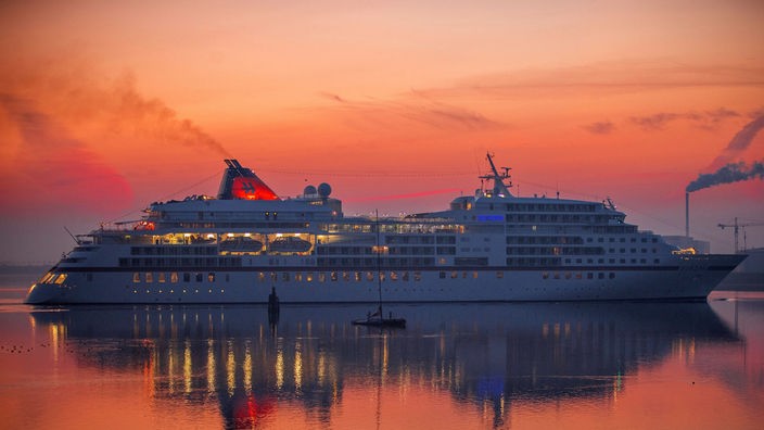 Das Kreuzfahrtschiff "Europa" im Sonnenuntergang