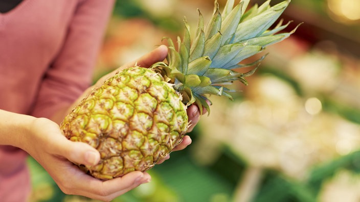 Frau hält eine Ananas | Bildquelle: Imago/Westend61 Frau hält eine Ananas