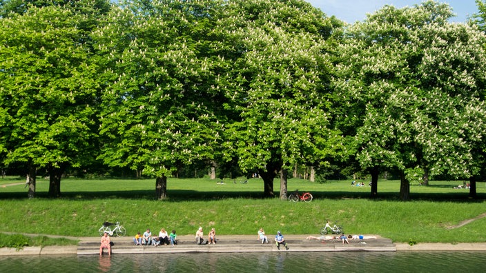 Menschen im Park | Bildquelle: Mauritius/Alamy Menschen im Park