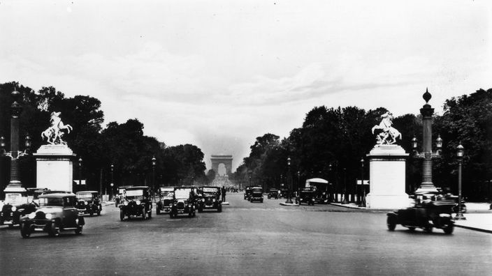 Die Aufnahme zeigt die Champs-Elysées mit Autos um 1925