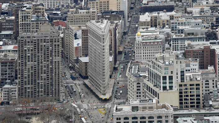 Luftaufnahme der Kreuzung von Fifth Avenue und Broadway mit dem charakteristischen, dreieckigen Flatorin Building | Bildquelle: AFP/Angela Weiss Luftaufnahme der Kreuzung von Fifth Avenue und Broadway mit dem charakteristischen, dreieckigen Flatorin Building