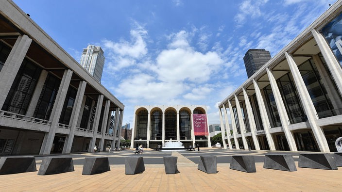 Das Bild zeigt drei Gebäude des Lincoln Center