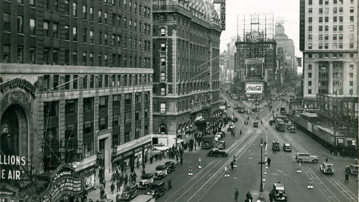 Schwarzweiß-Bild des Times Square in den 1930er Jahren