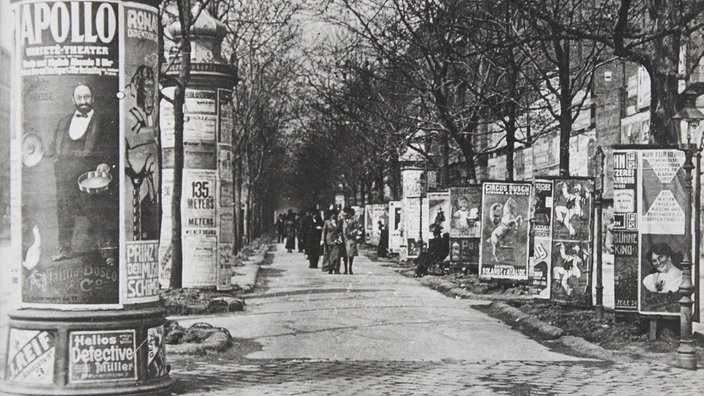 Die Schwarzweiß-Aufnahme aus dem Jahr 1910 zeigt Passanten beim Bummel am Wiener Ring | Bildquelle: Interfoto/Archiv Natter Die Schwarzweiß-Aufnahme aus dem Jahr 1910 zeigt Passanten beim Bummel am Wiener Ring