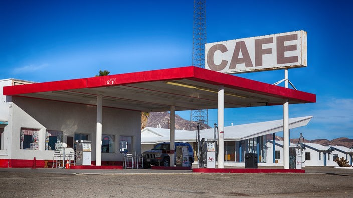 Leere Tankstelle im 60er-Jahre-Stil an der Route 66