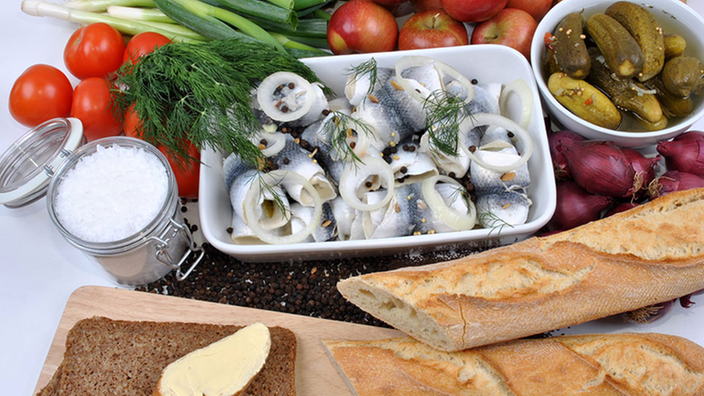 Ein Katerfrühstück mit Rollmops. | Bildquelle: picture-alliance / dpa Picture-Alliance / CHROMORAN Ein Katerfrühstück mit Rollmops.