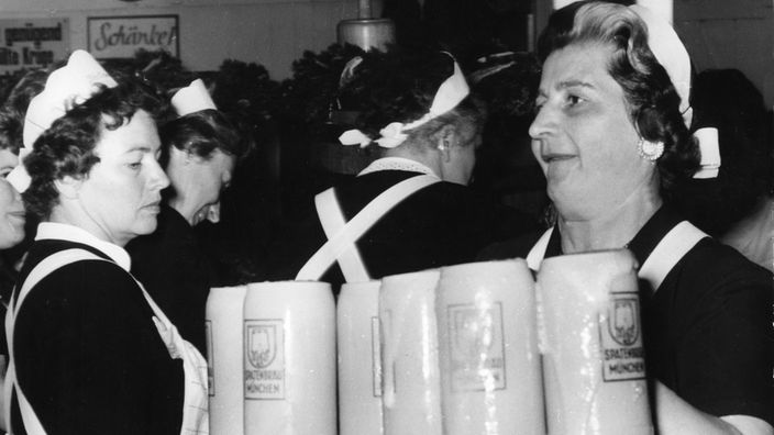 Kellnerin mit Bierkrügen in den 1950ern