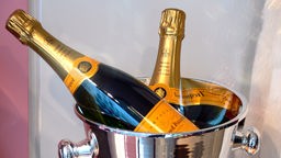 Silberner Sektkübel mit Champagnerflaschen