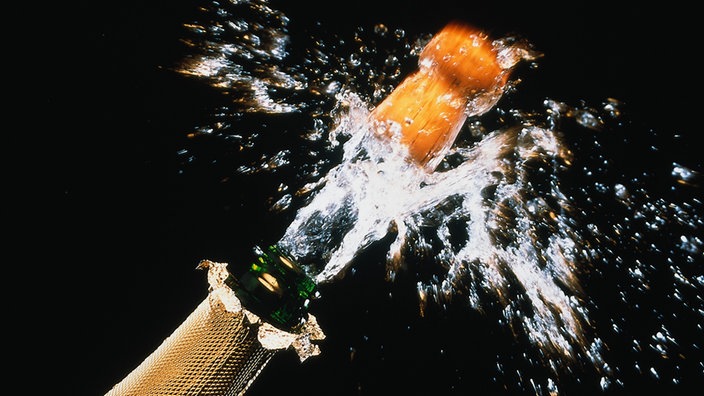 Knallender Korken eine Champagnerflasche | Bildquelle: WDR / mauritius images Knallender Korken eine Champagnerflasche