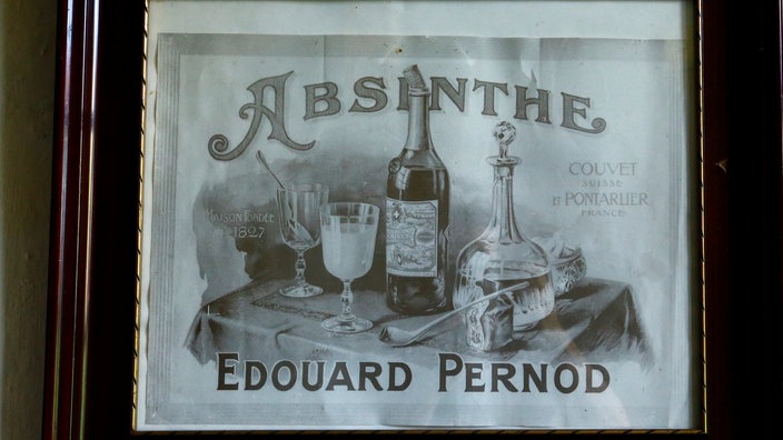 Altes Plakat von Pernod-Absinth in einem Bilderrahmen | Bildquelle: Reuters/Denis Balibouse Altes Plakat von Pernod-Absinth in einem Bilderrahmen