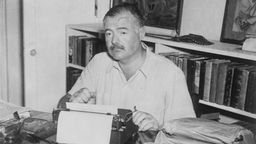 Ernest Hemingway an seinem Schreibtisch