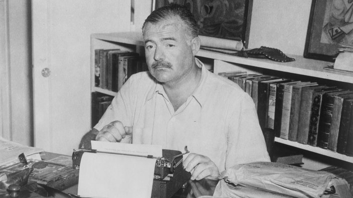 Ernest Hemingway an seinem Schreibtisch | Bildquelle: akg Ernest Hemingway an seinem Schreibtisch
