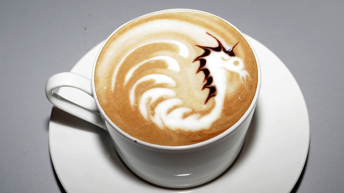 Ein Drache aus Milchschaum und Kaffee. | Bildquelle: picture-alliance/dpa Ein Drache aus Milchschaum und Kaffee.