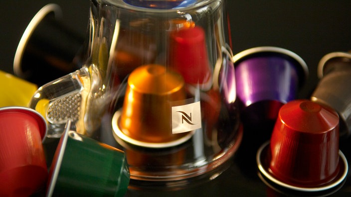 Verschiedene Sorten an Nespresso-Kapseln. | Bildquelle: Mauritius Verschiedene Sorten an Nespresso-Kapseln.