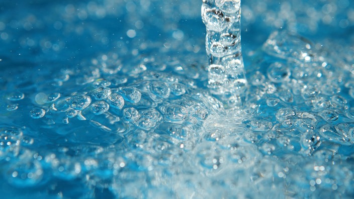 Sprudelndes Wasser, das aus einem Wasserhahn gelaufen ist. | Bildquelle: WDR/IMAGO Sprudelndes Wasser, das aus einem Wasserhahn gelaufen ist.