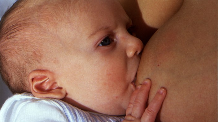 Säugling an Brust