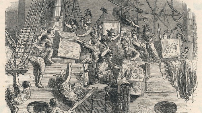 Hier sieht man, wie die Bostoner die Teekisten mit ihren Beilen aufschlagen und den Tee ins Hafenbecken kippen.