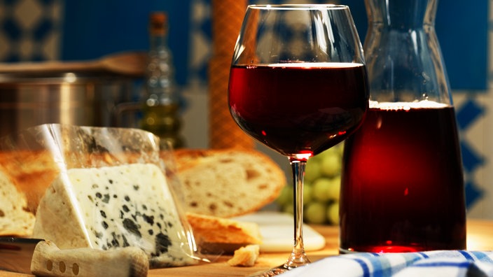 Karaffe und Glas Rotwien mit Blauschimmelkäse. | Bildquelle: Mauritius Karaffe und Glas Rotwien mit Blauschimmelkäse.