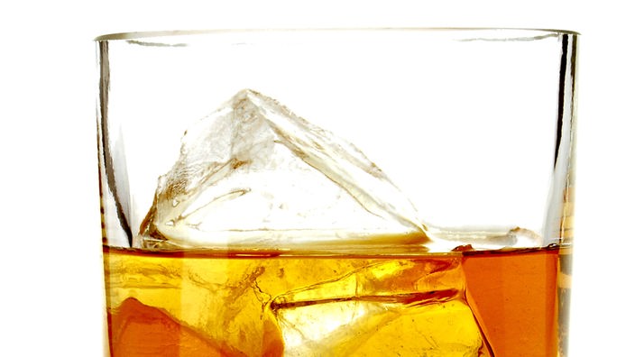 Ein gefülltes Whiskyglas mit Eiswürfeln