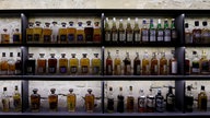 Viele Whiskyflaschen in einem Regal