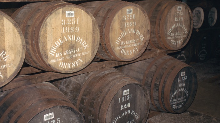 Whiskyfässer | Bildquelle: AKG/Hervé Champollion Whiskyfässer