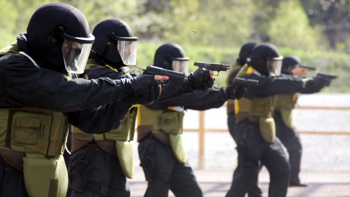 Polizisten eines Spezialeinsatzkommandos (SEK) trainieren auf einem Polizeiübungsgelände das Schießen mit Pistolen