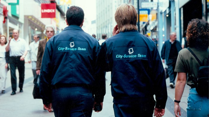 Zwei Mitarbeiter des Essener Sicherheitsdienst City-Service-Team auf Streife in der Innenstadt