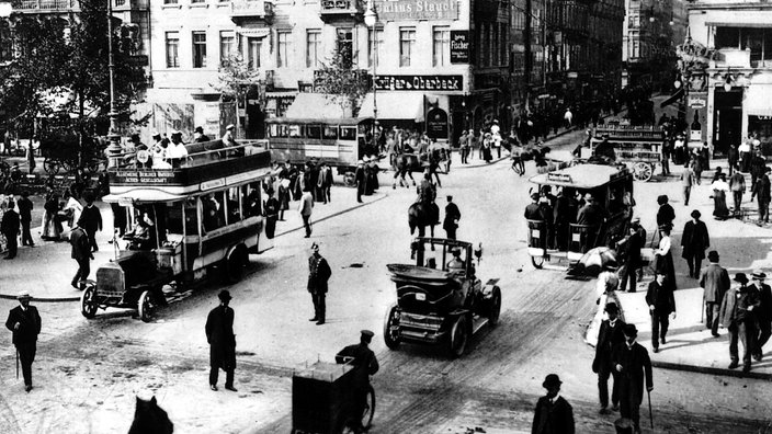Die Schwarzweiß-Fotografie einer Berliner Straßenszene von 1890 | Bildquelle: Interfoto/Sammlung Rauch Die Schwarzweiß-Fotografie einer Berliner Straßenszene von 1890