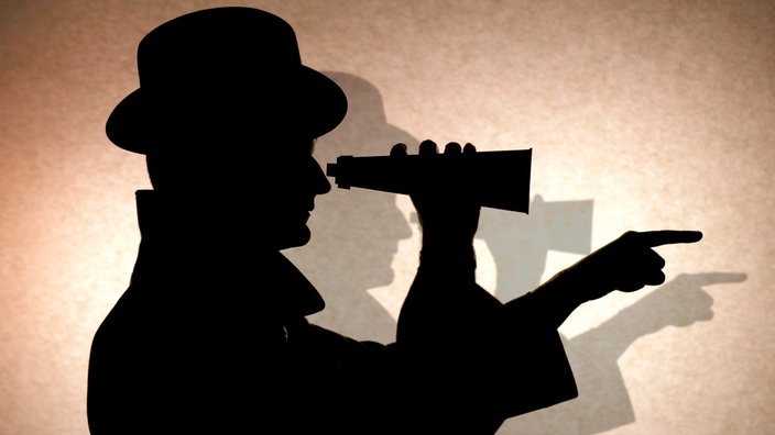 Silhouette von einem Mann mit Hut und Fernrohr | Bildquelle: WDR/newspixx vario images/Ulrich Baumgarten Silhouette von einem Mann mit Hut und Fernrohr