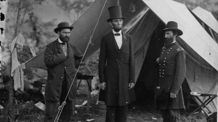 Abraham Lincoln und Allan Painkerton vor einem Zelt