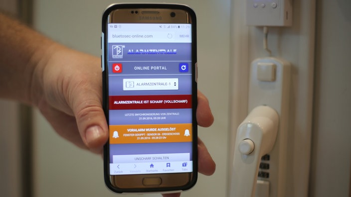 Eine Alarmanlage wird per App gesteuert | Bildquelle: Ina Fassbender/dpa Eine Alarmanlage wird per App gesteuert