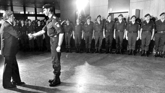 Bundeskanzler Helmut Schmidt begrüßt GSG-9-Kommandeur Ulrich Wegener 1977. | Bildquelle: dpa Bundeskanzler Helmut Schmidt begrüßt GSG-9-Kommandeur Ulrich Wegener 1977.